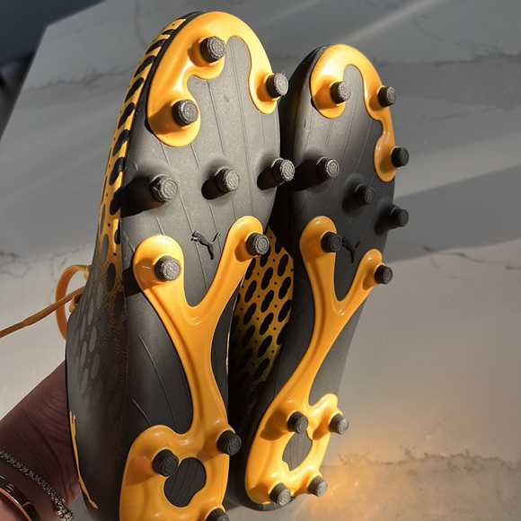 Soccer shoes - size 4.5 - Picture 2 of 3